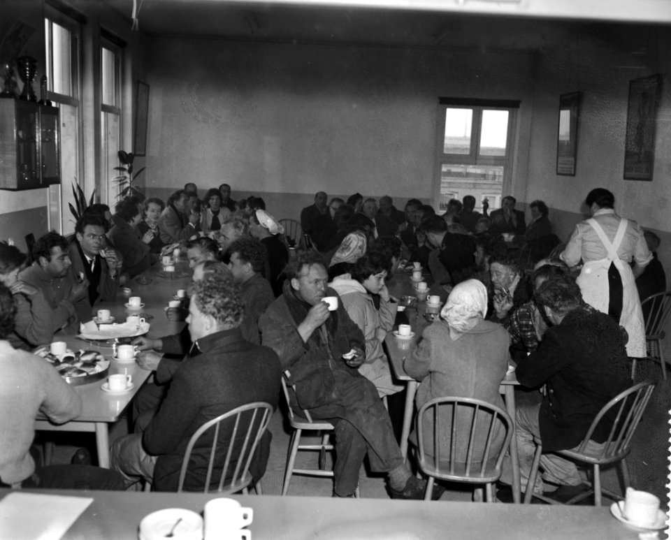 Schipbreukelingen van de Callisto met familieleden aan de maaltijd in Rotterdam, Bestanddeelnr 910-1792