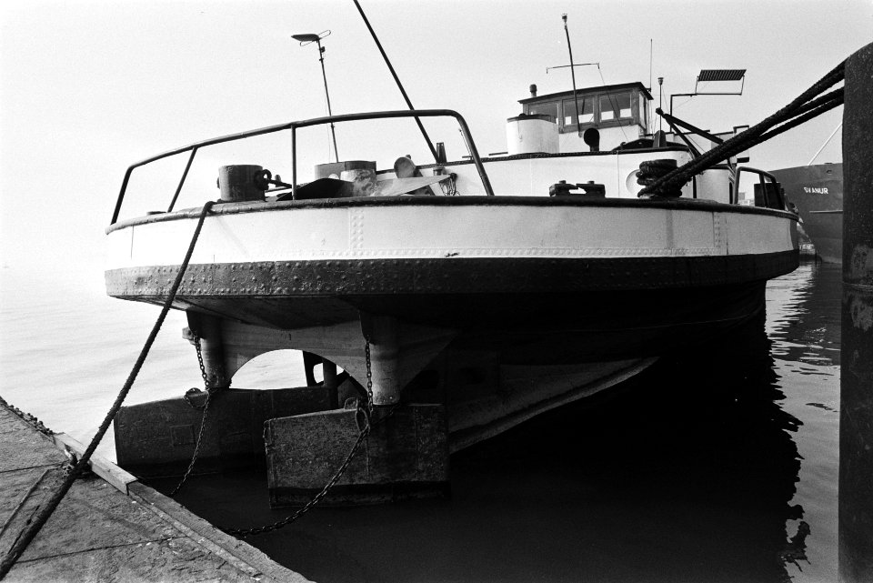 Schip Amstelland vastgelast aan de wal van de Oranjewerf in Amsterdam die nog , Bestanddeelnr 932-0029