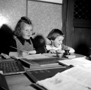 Schiperskinderen leren schrijven met een kroontjespen, Bestanddeelnr 254-1719 photo