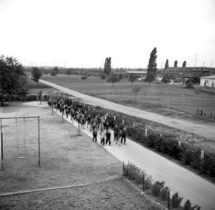 Schipperskinderen komen uit school, Bestanddeelnr 254-1688