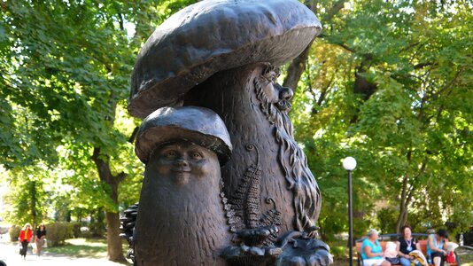 Sculpture monument showplace