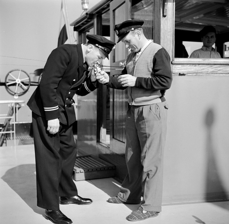 Schipper Anton Rieb geeft agent Willy Steeger van de wasserschutzpolizei een vu…, Bestanddeelnr 254-1519