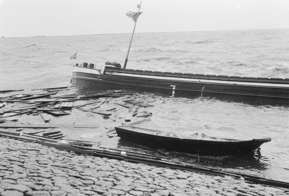 Schip aan de grond bij Urk, Bestanddeelnr 913-3532