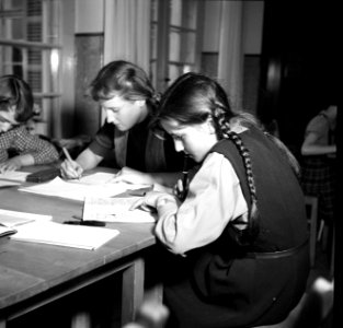 Schipperskinderen maken hun huiswerk, Bestanddeelnr 254-1708 photo