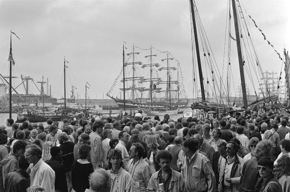 Sail'85 duizenden mensen op de kade, achtergrond de Krusenshtern, Bestanddeelnr 933-3896