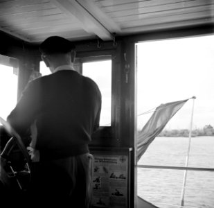 Schipper Anton Rieb aan boord van de Damco 9, vermoedelijk in Nederland, rechts…, Bestanddeelnr 254-1351