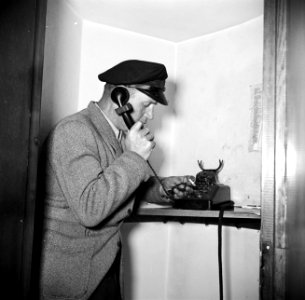 Schipper Anton Rieb in een telefooncel, Bestanddeelnr 254-0983