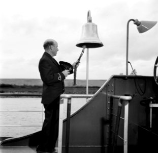 Schipper Anton Rieb van de Damco 9 geeft het belsignaal In Godsnaam, vermoedeli…, Bestanddeelnr 254-1359