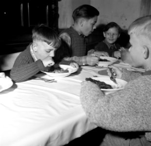 Schipperskinderen gebruiken de middagmaaltijd in de eetzaal van het internaat, Bestanddeelnr 254-1697 photo