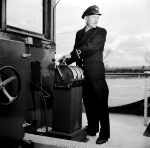 Schipper Anton Rieb van de Damco 9 bij de scheepstelegraaf, vermoedelijk in Wes…, Bestanddeelnr 254-1360