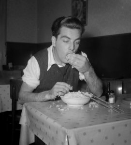 Serie rijst eten met stokjes (auteur Consenheim), Bestanddeelnr 905-3380