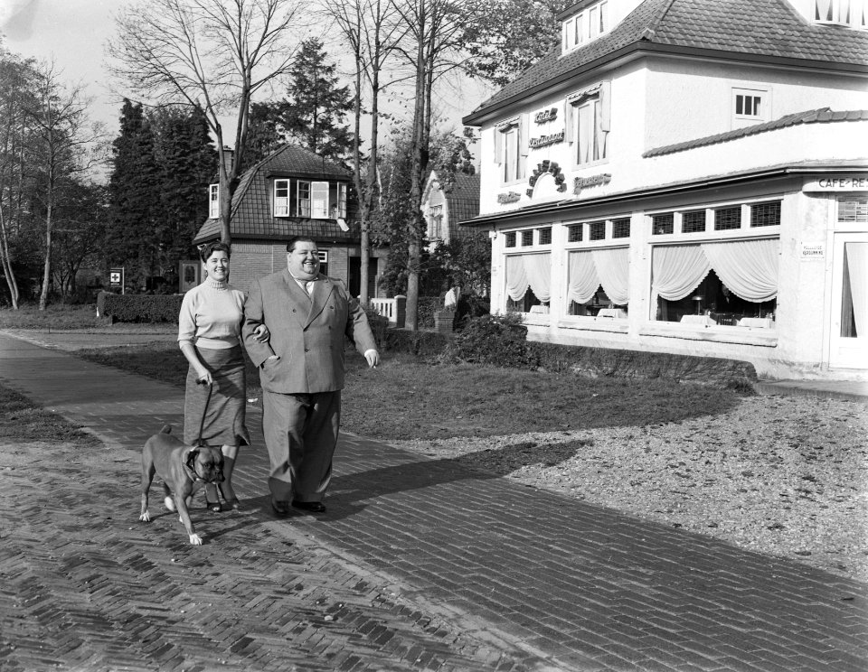 Serie dikke man te Doorn, zwaarste man van ons land, taille 2 meter, 46 jaar, 40, Bestanddeelnr 907-4219