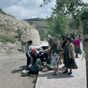 Safad (Safed) Vrouwen verkopen groenten op een plein Op de grond groenten, jut, Bestanddeelnr 255-9271 photo