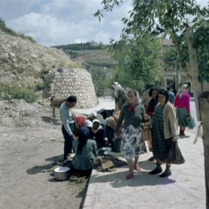 Safad (Safed) Vrouwen verkopen groenten op een plein Op de grond groenten, jut, Bestanddeelnr 255-9271