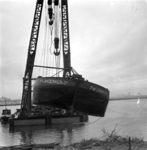 Serie Dijkherstel Papendrecht door aannemersbedrijf J.M. Dekker en Zn., na Wate, Bestanddeelnr 905-5419