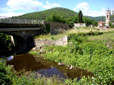 Saint-Étienne-Estréchoux (Hérault, Fr) Le Clédou avec un pont