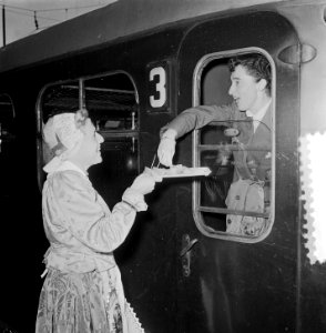 Servering beschuit met kaas door 2 dames in Kaas-express Amsterdam-Alkmaar, Bestanddeelnr 905-8332