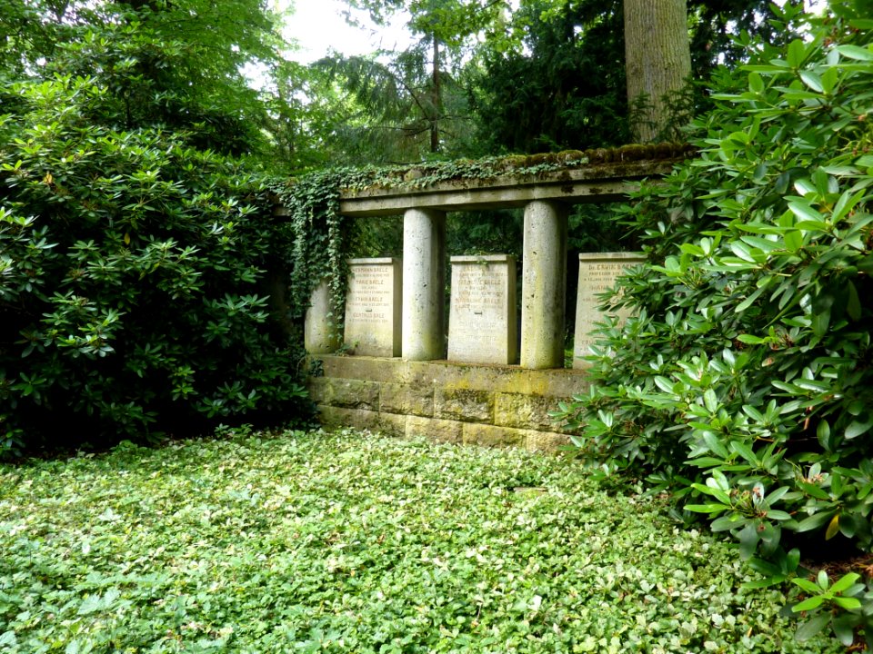 S Waldfriedhof Grab Baelz