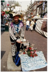 Safe Aim Mon Key Rosenbaum, alias van Karin Minnema, in de Grote Houtstraat. NL-HlmNHA 54036407