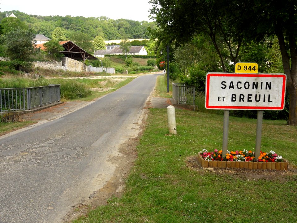 Saconin-et-Breuil (Aisne) city limit sign
