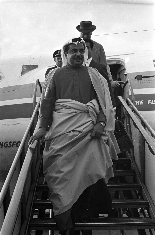 Sheik Khalifa Ben Solman op Schiphol voor prive-vakantie in onze hoofdstad, Bestanddeelnr 914-3454