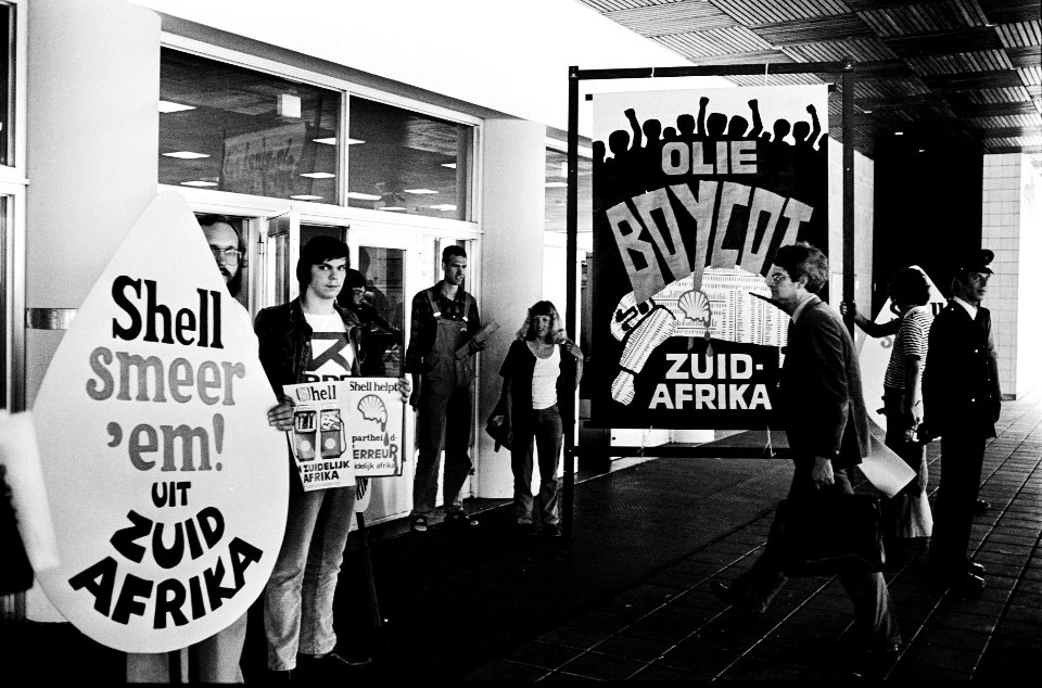 Shell aandeelhoudersvergadering in Congresgebouw in Den Haag demonstranten bij, Bestanddeelnr 930-8349