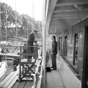 Prins Bernhard, met snor, ontvangt de Franse generaal de Lattre de Tassigny aan , Bestanddeelnr 255-7600 photo