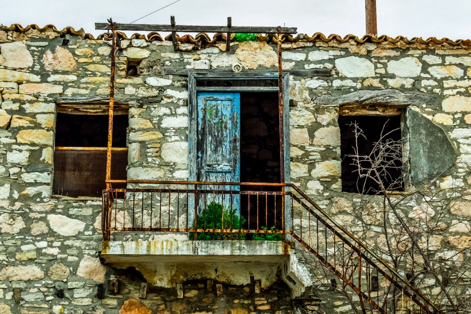 Wall stone abandoned