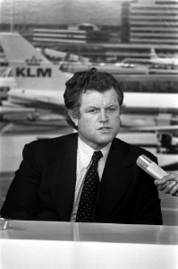 Senator Edward Kennedy met zijn gezin op Schiphol met vrouw en zoon Ted Edward , Bestanddeelnr 927-1493