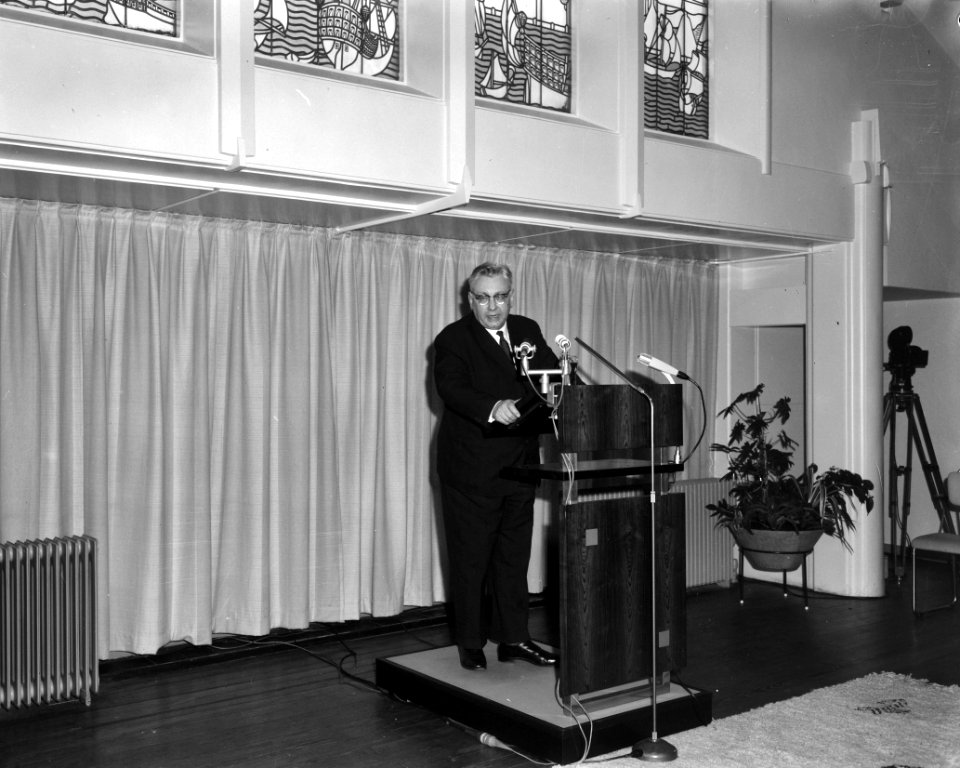 Shell-laboratorium 50 jaar te Amsterdam, dr H van Driel (directeur) tijdens zi, Bestanddeelnr 916-0863