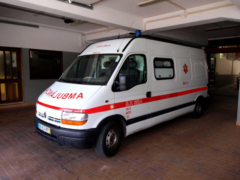 Renault ambulance, Bombeiros Seia, Unit 0910 ABDT 02