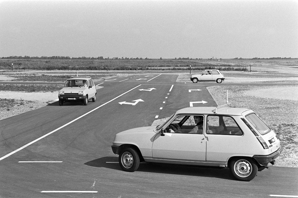 Renault 5 lesauto's op het eerste nationale verkeersoefencentrum in Almere, Bestanddeelnr 931-6596