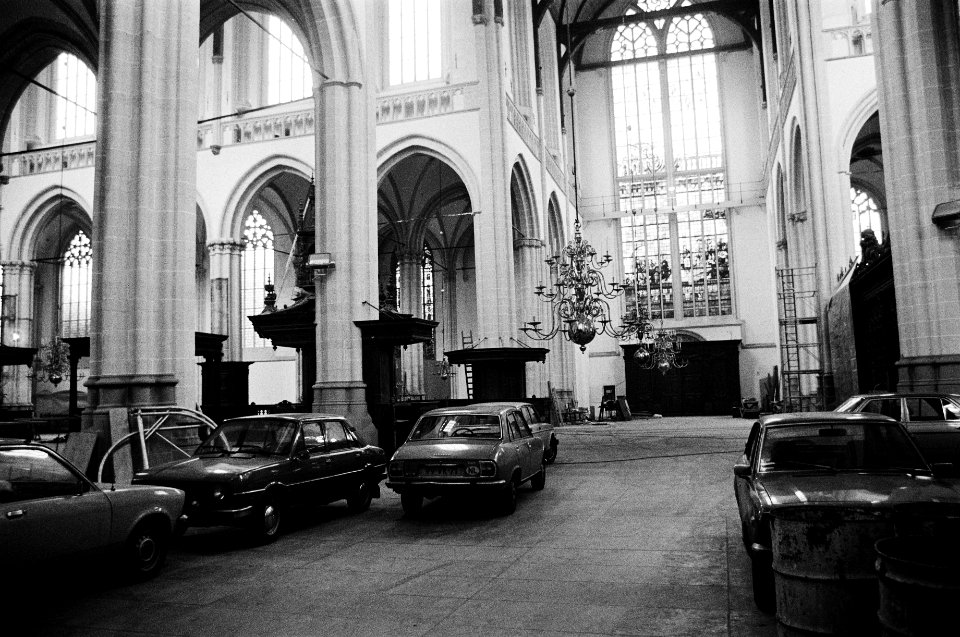 Restauratie Nieuwe Kerk in Amsterdam autos werklieden in de kerk geparkeerd, Bestanddeelnr 930-6240