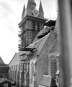 Restauratie van de ruim 700-jarige Oude kerk te Delft exterieur van de zuidzijde, Bestanddeelnr 911-9301