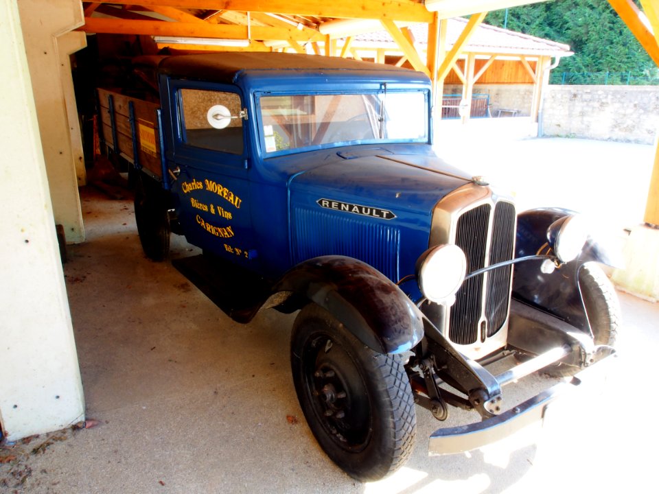 Renault truck Charles MOREAU - Bieres & Vins - Carignan at the Musée Européen de la Bière