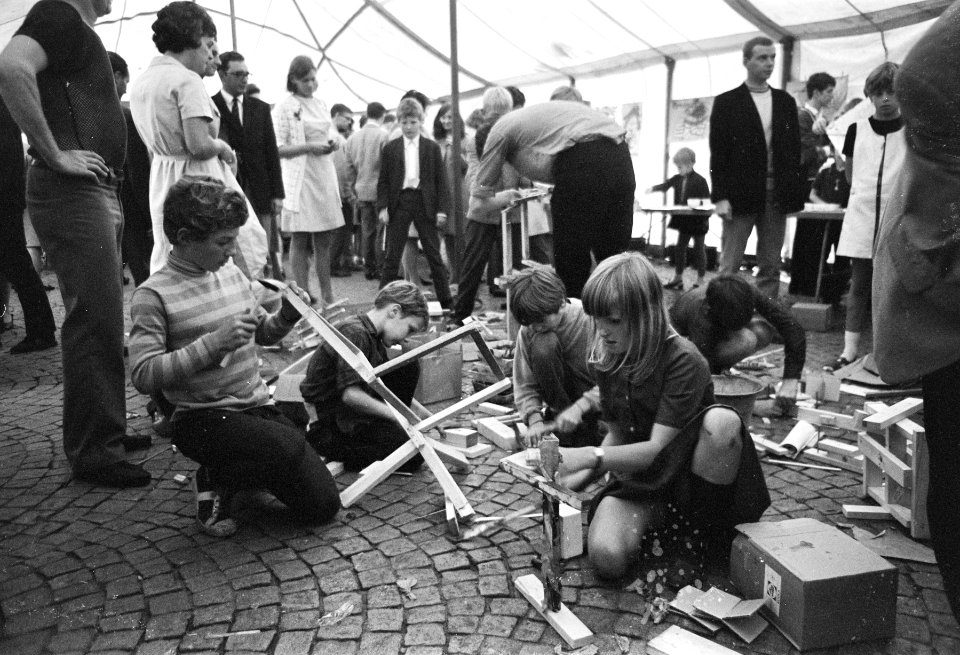 Recreatieplezier op de Dam, kinderen knutselen, Bestanddeelnr 921-6788