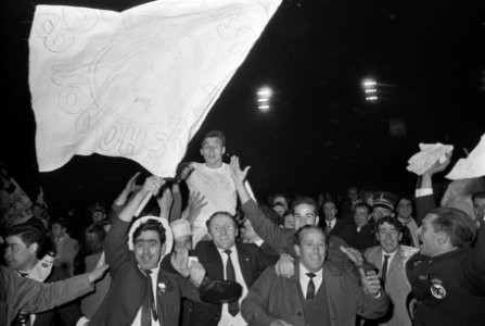 Real Madrid tegen Partizan 2-1 te Brussel, Serena op schouders supporters, Bestanddeelnr 919-1273