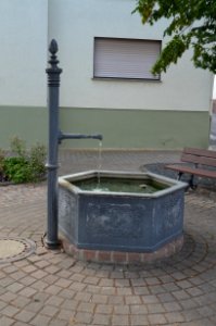 Rendel, Lindenplatz, Brunnen