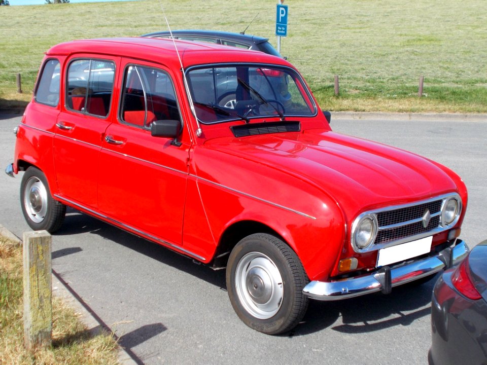 Renault 4 TL in red