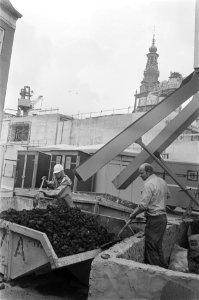 Reusachtige zeef, Schatgraver bij Amsterdams metrowerk gebruik voor archeologi, Bestanddeelnr 928-7578