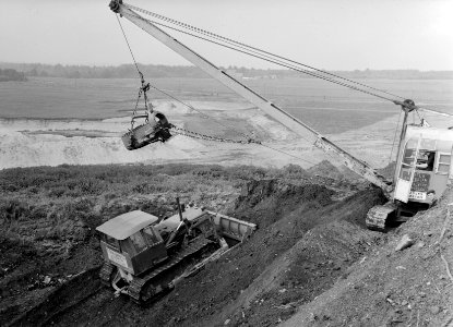 Recreatieterreinen, vliegvelden e.d., aanleg recreatieterrein, bulldozers, dragl, Bestanddeelnr 163-0703