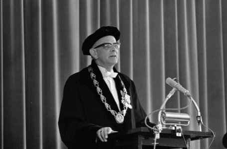 Rector Magnificus mr. W.F. de Gaay Fortman tijdens zijn openingsspeech, Bestanddeelnr 919-5821