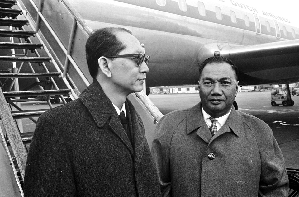 Rechts minister van Buitenlandse zaken Roeslan Abdoelgani, met links de Indonesi, Bestanddeelnr 919-7283