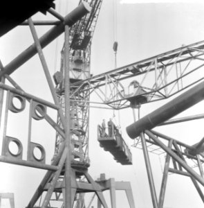 Reuzenboorplatform op transport bij Verolme 280 ton wegen te Rotterdam, Bestanddeelnr 917-6841