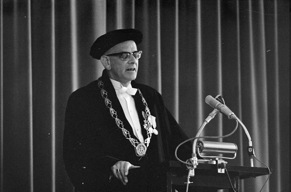 Rector Magnificus mr. W.F. de Gaay Fortman tijdens zijn openingsspeech, Bestanddeelnr 919-5824