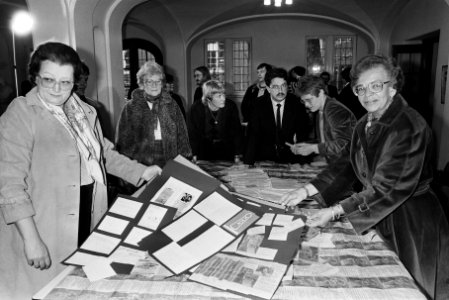 Rechts de vertrouwenscommissie, links het comité met de handtekeningen, Bestanddeelnr 932-5360