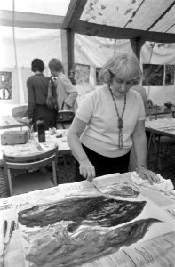 Recreatieplezier op de Dam, een vrouw schildert, Bestanddeelnr 921-6789