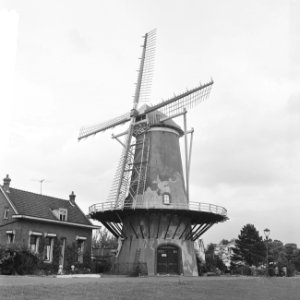 Restauratie van korenmolen De Zandweg te Rotterdam (Charlois). Rondstenen stelli, Bestanddeelnr 914-2052