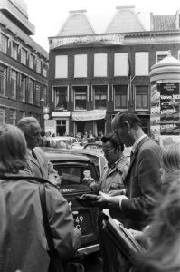Rechter bezoekt gekraakte panden Nes van Amro-bank, Mr Borgerhoff Mulder en de , Bestanddeelnr 928-6470
