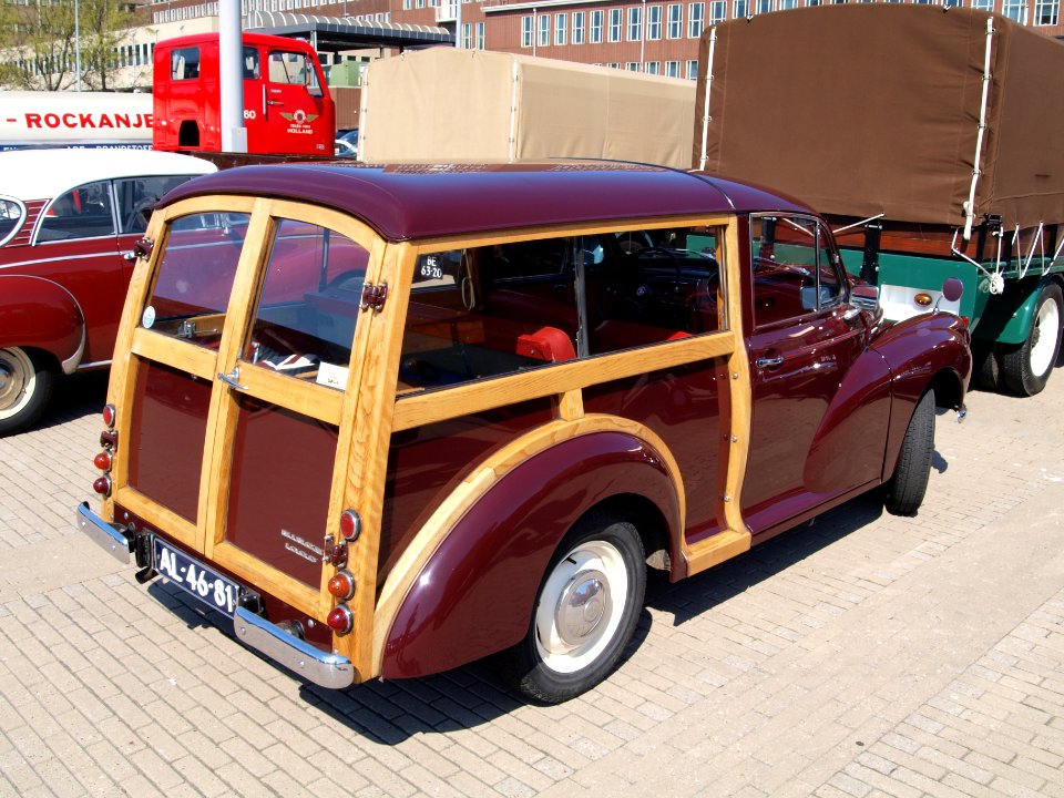 Red Morris Minor Traveller (1968) Dutch licence registration AL-46-81, pic3